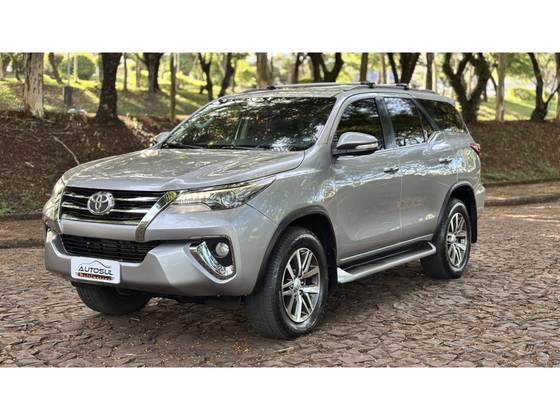 TOYOTA HILUX SW4 2.8 SRX 4X4 7 LUGARES 16V TURBO INTERCOOLER DIESEL 4P AUTOMÁTICO